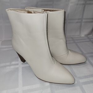 Cream Heeled Boots with Pointed Toe and High Heel